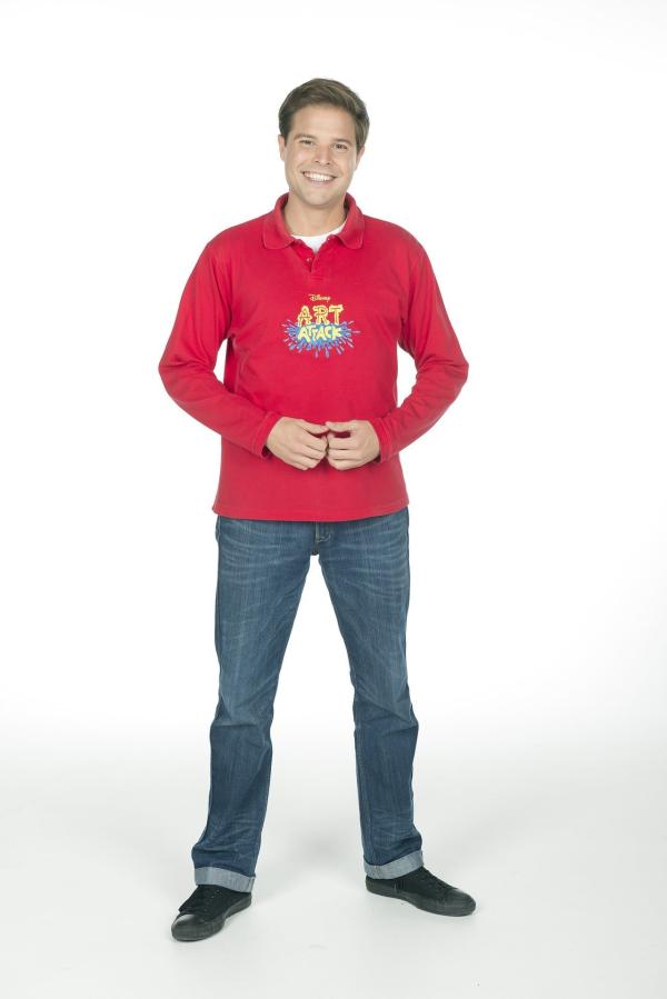 Bild 1 von 14: Stifte, Kleber, fertig, los! Das große Basteln beginnt wieder - mit brandneuen Folgen von Art Attack. Moderator Nicolás Artajo führt die kleinen Zuschauer in seine bunte Bastelwelt und verwandelt Alltagsgegenstände in tolle Kunstwerke. Er zeigt, wie man mit wenigen Hilfsmitteln wunderschöne Projekte umsetzt. Damit seine Zuschauer es ihm gleichtun können, wird jeder Handgriff genau erklärt. Schritt für Schritt zeigt Disney Art Attack, wie man aus unscheinbaren Haushaltsgegenständen wie leeren Küchenpapierrollen, Pappkartons, leeren Joghurtbechern und Zeitungspapier die tollsten Sachen zaubert. Dabei wird nicht nur die Fantasie der kleinen Zuschauer angeregt, auch die kreativen und motorischen Fähigkeiten werden gefördert. Nicolás hat sich auch für die elfte Staffel wieder einiges vorgenommen: Neben Big-Band-Instrumenten, einer Piratentaverne aus Holzstäbchen oder dreidimensionalen Hügelbildern und einem Lenker-Clown für den Roller oder das Fahrrad werden auch fliegende Topfpflanzen nachgebastelt.