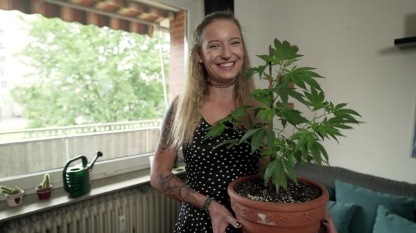 Bild 1 von 5: Jacky aus Lüneburg baut zum ersten Mal Cannabis zu Hause an