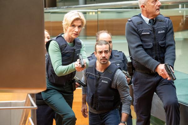 Bild 1 von 4: Bei den Ermittlungen im Mord an einem renommierten Hochschulprofessor, gerät eine Kollegin in Lebensgefahr. Die Kollegen müssen schnell handeln, dürfen dabei jedoch keinen Fehler riskieren. Kriminalhauptkommissarin Martina Seiffert (Astrid M. Fünderich) und Rechtsmediziner Dr. Benedikt Förster (Florian Wünsche, M.) versuchen mit weiteren Polizeibeamten (Komparsen), die Situation zu deeskalieren.