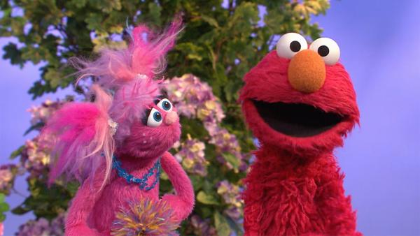 Bild 1 von 2: Abby (l.) hat sich zu Elmos Überraschung in ein Monster verzaubert.