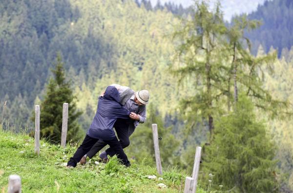 Bild 1 von 1: Ein Unbekannter (Komparse, l.) versucht den Bauer Josef Lahner (Franz Buchrieser, r.) in eine Schlucht zu stürzen.