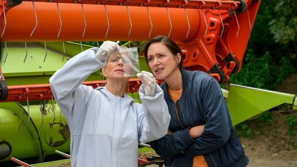 Bild 1 von 5: Kriminaltechnikerin Roswitha Prinzler (Silke Matthias, l.) hat am Mähdrescher eines verdächtigen Landwirts Blut- und Tierhaarspuren gesichert. Karoline Joost (Nike Fuhrmann, r.) vermutet, dass der Bauer beim Ernten ein Tier getötet hat. Wurde er dabei von der ermordeten Jägerin ertappt?