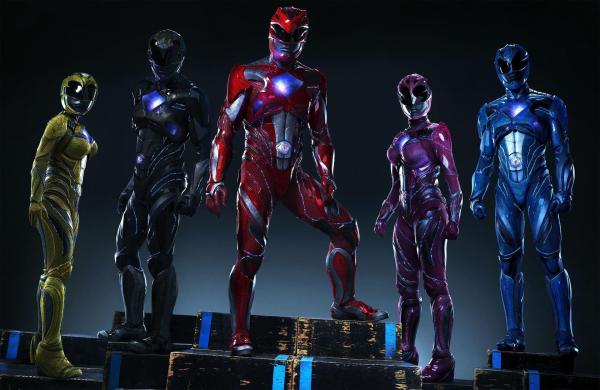 Bild 1 von 8: (v.l.n.r.) Yellow Ranger (Becky G), Black Ranger (Ludi Lin), Red Ranger (Dacre Montgomery), Pink Ranger (Naomi Scott), Blue Ranger (RJ Cyler)