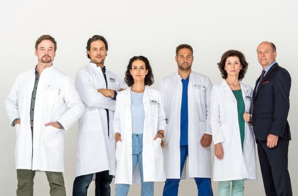 Bild 1 von 4: ie Chefärzte des Johannes-Thal-Klinikums (JTK) mit Neuzugang Dr. Mattes Falk (2.v.l.) Im Bild v.l.n.r. Dr. Marc Lindner (Christian Beermann), Dr. Mattes Falk (Christian Martin Schäfer), Dr. Leyla Sherbaz (Sanam Afrashteh), Dr. Matteo Moreau (Mike Adler), Prof. Dr. Karin Patzelt (Marijam Agischewa), Klinikdirektor Wolfgang Berger (Horst Günter Marx)