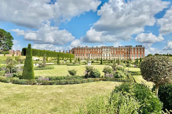 Bild 1 von 12: Im Bild: Die Südfront des Palastes von Hampton Court mit dem Privatgarten des Königs, dem Privy Garden.