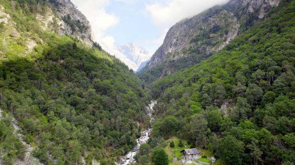 Bild 1 von 10: Im Bild: Im Kampf um das rare Gletscherwasser erwiesen sich die Walliser als ganz besonders erfindungsreich. Schon vor 600 Jahren bauten sie Wasserleitungen, die sogenannten Suonen.