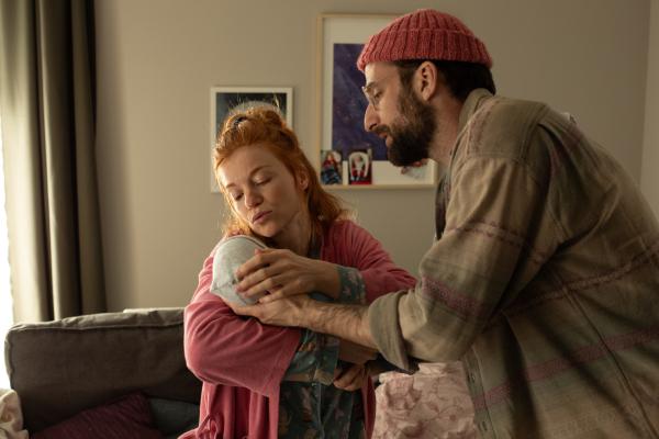 Bild 1 von 10: Sofia (Marleen Lohse, l.) und Oliver (Matthias Weidenhöfer, r.) finden sich im Wochenbett-Chaos wieder. So entspannt und harmonisch, wie sie es sich vorgestellt haben, ist es leider doch nicht.