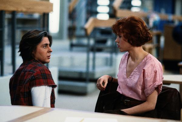 Bild 1 von 12: Schulschönheit Claire Standish (Molly Ringwald, r.) muss genauso wie Außenseiter John Bender (Judd Nelson, l.) am Samstag nachsitzen und einen Aufsatz mit dem Thema \