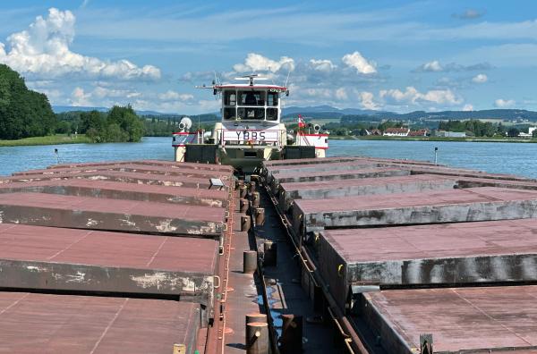 Bild 1 von 3: Der Warentransport auf der Donau wurde lange vernachlässigt ? doch spätestens seitdem das Schwarze Meer aufgrund des Ukrainekriegs als unsicher gilt, ist die Donau die wichtigste alternative Transportroute.