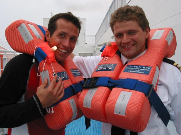 Bild 1 von 3: Willi (links) und Jörg mit Rettungsweste auf dem Fährschiff Mecklenburg-Vorpommern, das auf der Ostsee in Richtung Schweden unterwegs ist.