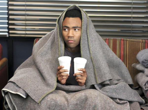 Bild 1 von 16: Troy (Donald Glover) wird Opfer des Ass Crack Banditen, der seinen Opfern Münzen in die Gesäßspalte steckt - was für Troy ein ernstes Trauma mit sich zieht ...