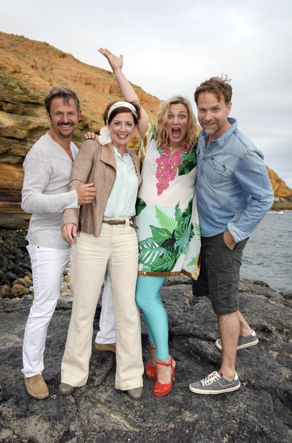 Bild 1 von 4: Tinka (Anna König) und Jürgen (Janek Rieke, re.) machen Urlaub mit Lars (Philipp Hochmair) und Diana Wimmer (Caro Scrimali, 2. v. li.) auf der Trauminsel Teneriffa.