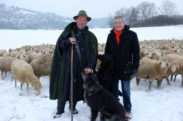 Bild 1 von 5: Der Schäfer Charly Smietana ist bei jedem Wetter mit seiner Schafherde unterwegs.