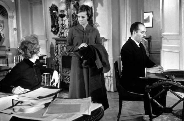 Bild 1 von 5: Hausmädchen Célestine (Jeanne Moreau, Mi.) im Wohnzimmer ihrer Herrschaft Madame (Françoise Lugagne, li.) und Monsieur Monteil (Michel Piccoli, re.)