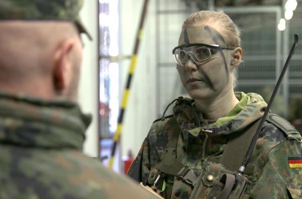 Bild 1 von 2: Deutschlands Armee braucht Personal. Quereinsteigerin Samira: neue Karriere bei der Bundeswehr.