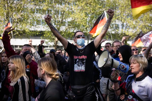 Bild 1 von 2: Rechtsradikaler Protest für \