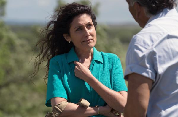 Bild 1 von 4: Esthers Adoptivmutter Golda (Lisa Edelstein) und Asin (Eric Schweig) verbindet der Verlust.