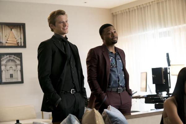 Bild 1 von 11: MacGyver (Lucas Till, l.) und Bozer (Justin Hires, r.) haben sich unter falschen Identitäten in ein Casino geschlichen, um eine Terrorgruppe zu stoppen. Schnell merkt das Dreamteam, dass ihr Plan nicht aufgehen wird ...