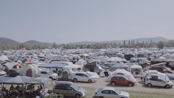 Bild 1 von 11: Der Campingplatz für die auswärtigen Fans auf Weizenäckern und Wiesen rund um Eschwege ist fast größer als die Stadt selbst.