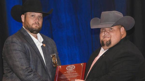 Bild 1 von 8: Sheriff Tim Turner (r.) sorgt in Haskell County für Recht und Ordnung - und posiert mit dem ultrarechten Ammon Bundy (l.).