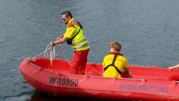 Bild 1 von 32: Im Bild: Die Wiener Donauinsel: Wo sich an heißen Tagen Originale und schräge Zeitgenossen treffen - und wie schafft es die Wasserrettung, das weitläufige Gebiet zu überwachen?