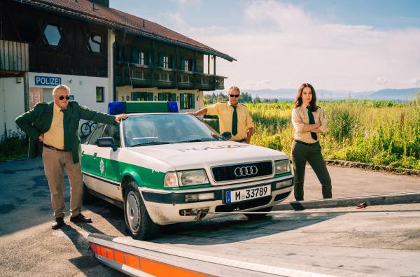 Bild 1 von 2: Dieses Polizeirevier in Wolfratshausen ist nicht zu unterschätzen - und auch wenn jeder mittlerweile die Protagonisten kennt, sollte man sie an dieser Stelle noch einmal vorstellen: V.l.n.r. Reimund Girwidz (Michael Brandner), Franz Hubert (Christian Tramitz), Sabine Kaiser (Katharina Müller-Elmau)