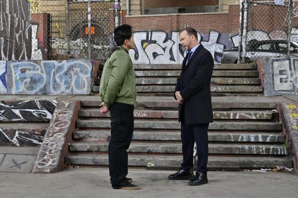 Bild 1 von 9: Sonny Le (Alex Duong, l.); Danny Reagan (Donnie Wahlberg, r.)