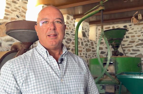 Bild 1 von 2: Koch Nelson Pérez bereitet in Agüimes, im Südosten Gran Canarias, sein berühmtes Gofio Escaldado zu.