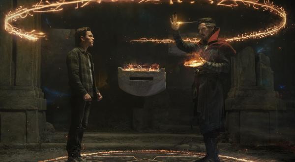 Bild 1 von 12: Peter Parker (Tom Holland, l.); Dr. Stephen Strange (Benedict Cumberbatch, r.)