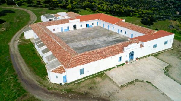 Bild 1 von 3: Asinara ist heute ein Nationalpark, Heimat der seltenen Albinoesel, die der Insel ihren Namen gab. Das verfallene Gefängnis bleibt als Relikt einer anderen Zeit.