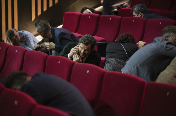 Bild 1 von 4: Ein Schuss ist gefallen! Während die Kinobesucher versuchen, sich in Sicherheit zu bringen, gelingt es Sebastian Bootz (Felix Klare), seinen Kollegen anzurufen.