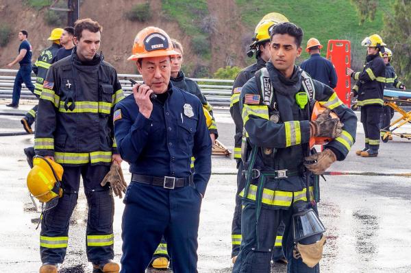 Bild 1 von 27: Im Bild: Kenneth Choi (Howie 'Chimney' Han, mi.), Anirudh Pisharody (Ravi Panikkar, re.).