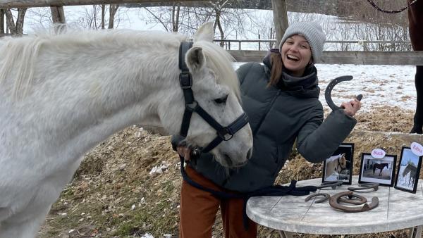 Bild 1 von 1: Für ihre heutige Challenge ist Marina in Oberbayern bei einer Hufschmiedin gelandet.
© BR/megaherz GmbH/Celine Ozimic - Honorarfreie Verwendung gemäß AGB im redaktionellen Zusammenhang mit genannter Sendung bei Nennung \