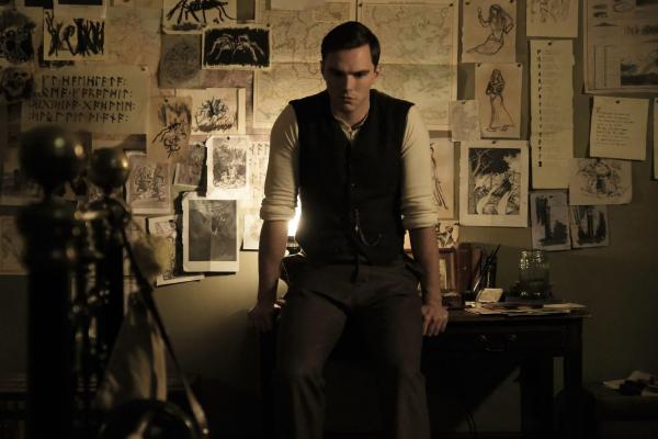 Bild 1 von 4: J.R.R. Tolkien (Nicholas Hoult)