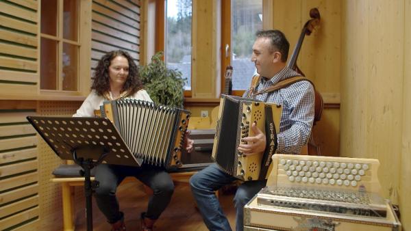 Bild 1 von 20: Im Bild: Musikunterricht im Stoanineum, Schülerin Elisabeth Pichler mit Lehrer Harald Willingshofer.