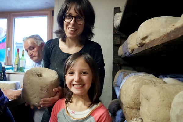 Bild 1 von 5: Das Roggenbrot von Villar-d´Arêne wird mit einem Holzsiegel markiert.