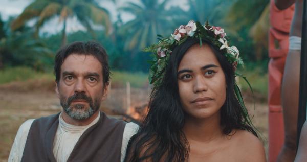 Bild 1 von 13: Exotische Zeremonie: Der Botaniker Philibert Commerson (Bruno Forget) mit einer Tahitianerin (Hinareva Tuahine).