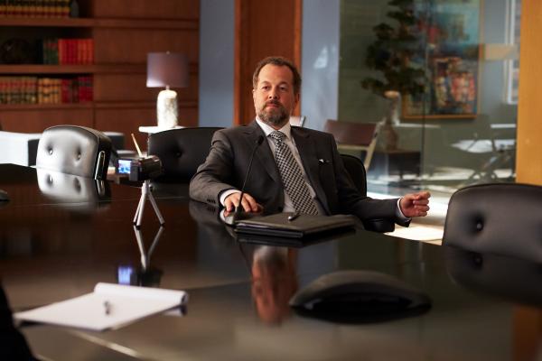 Bild 1 von 2: Daniel Hardman (David Costabile) greift im \
