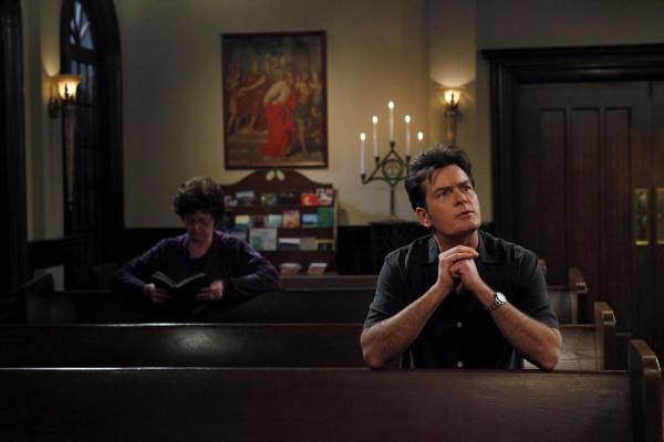 Bild 1 von 17: Als Chelsea endgültig zu ihrem Vater zieht, ist Charlie (Charlie Sheen, r.) sehr deprimiert. Nach einem missglückten Selbstmordversuch will er in einen Stripclub fahren - doch vorher macht er einen Abstecher in eine kleine Kirche und bittet Gott um Hilfe ...
