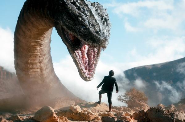 Bild 1 von 3: Gesangsschüler Tim Walker (Jack Wolfe) gerät in eine magische Zauberwelt und wird dort als Prinz Tamino von einer monströsen Schlange verfolgt.