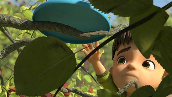 Bild 1 von 3: Kleiner Fuß versucht das Frisbee aus dem Obstgarten von Bauer Nölle zurückzuholen.© ZDF/La Station Animation - Honorarfreie Verwendung gemäß AGB im redaktionellen Zusammenhang mit genannter Sendung bei Nennung \