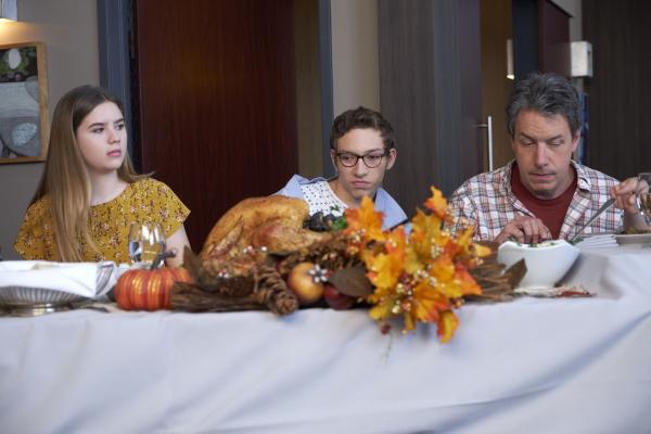 Bild 1 von 8: (v.l.n.r.) Dylan DiMeo (Kyla Kenedy); Logan (Cole Massie); Jimmy DiMeo (John Ross Bowie)