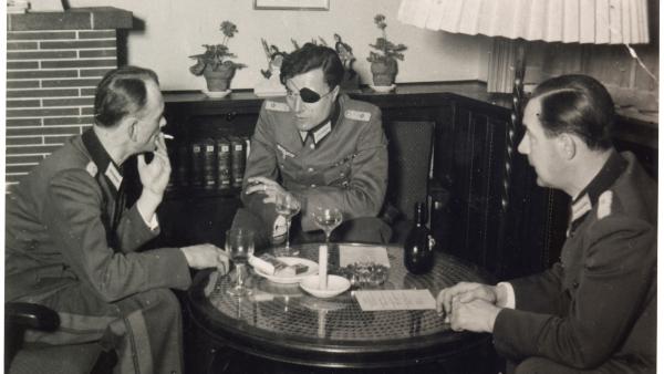 Bild 1 von 1: Claus Schenk Graf von Stauffenberg im Offizierscasino, einen Monat vor seinem Attentat auf Hitler am 20. Juli 1944. Hier eine neu entdeckte Aufnahme.