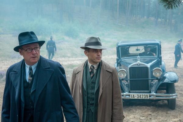 Bild 1 von 12: Im Bild (v.li.): Matthias Brandt (August Benda), Volker Bruch (Gereon Rath).