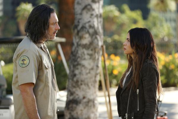 Bild 1 von 3: Als Baileys Ex-Mann Jason (Steve Kazee) unangekündigt auftaucht, bereitet er Bailey (Jenna Dewan) nur Probleme.