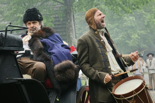 Bild 1 von 9: Blazej (Jozef Vajda, links) und sein Diener Gusto (Ondrej Kova>, rechts) trommeln die Menschen im Dorf herbei, um neue Abgaben einzutreiben. Blazej hat die Staatsfinanzen heruntergewirtschaftet.