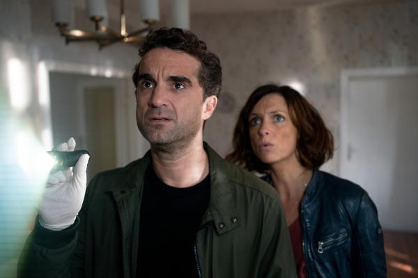 Bild 1 von 10: Hinnerk Feldmann (Oliver Wnuk) und seine Kollegin Ina Behrendsen (Julia Brendler) durchsuchen ein Haus, in dem es spuken soll.