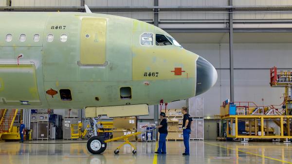Bild 1 von 3: Im Airbus-Werk in Hamburg-Finkenwerder werden verschiedene Flugzeugtypen gefertigt und ausgestattet, darunter der A320, der A350 und der A380.