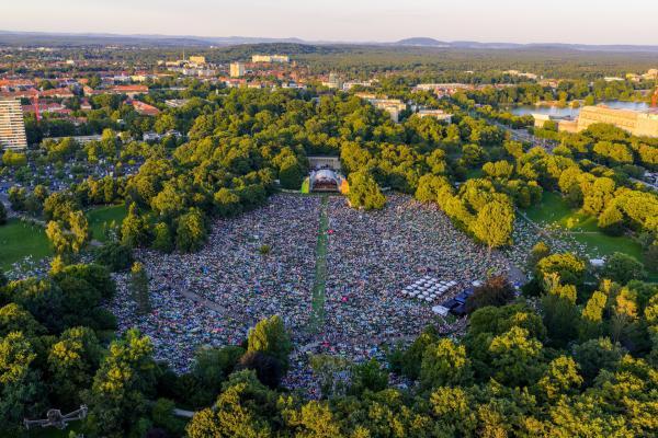 Bild 1 von 1: Klassik Open Air im Nürnberger Luitpoldhain. Zehntausende  Besucher pilgern jährlich in den grünsten Konzertsaal Europas.
