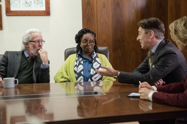 Bild 1 von 20: John Whitehead (Terrence Mann, l.) und Joan Ross (Whoopi Goldberg, M.) verlegen Dr. Dylan Reinharts (Alan Cumming, r.) Bücher. Auch das, das zum Motiv der Morde geworden ist ...